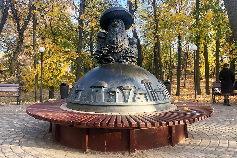 В 2013 году в Верхнем городском саду, который местные жители называют Наташкиным парком, установили памятник грибу с глазами