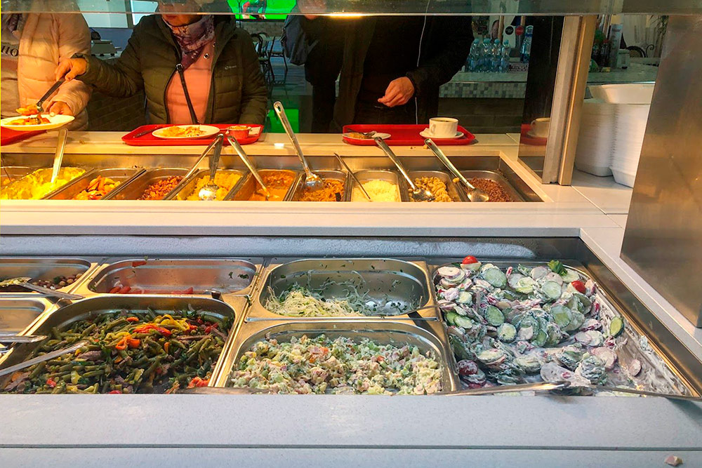 «Сковорода» — кафе самообслуживания: любой салат на фото — 42 ₽ за 100 г