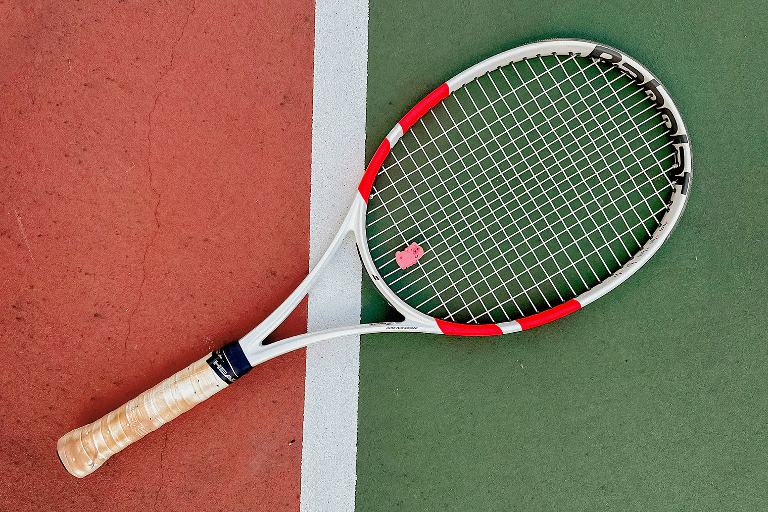 Babolat Pure Strike. Обмотка рукоятки сразу после игры на грунте, поэтому не самого представительного вида