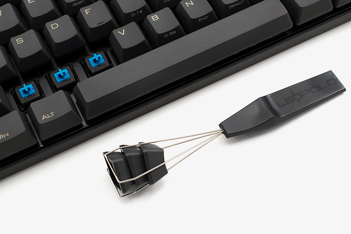 Пуллер — инструмент для быстрого и аккуратного снятия клавиш. Источник: geekboards.ru