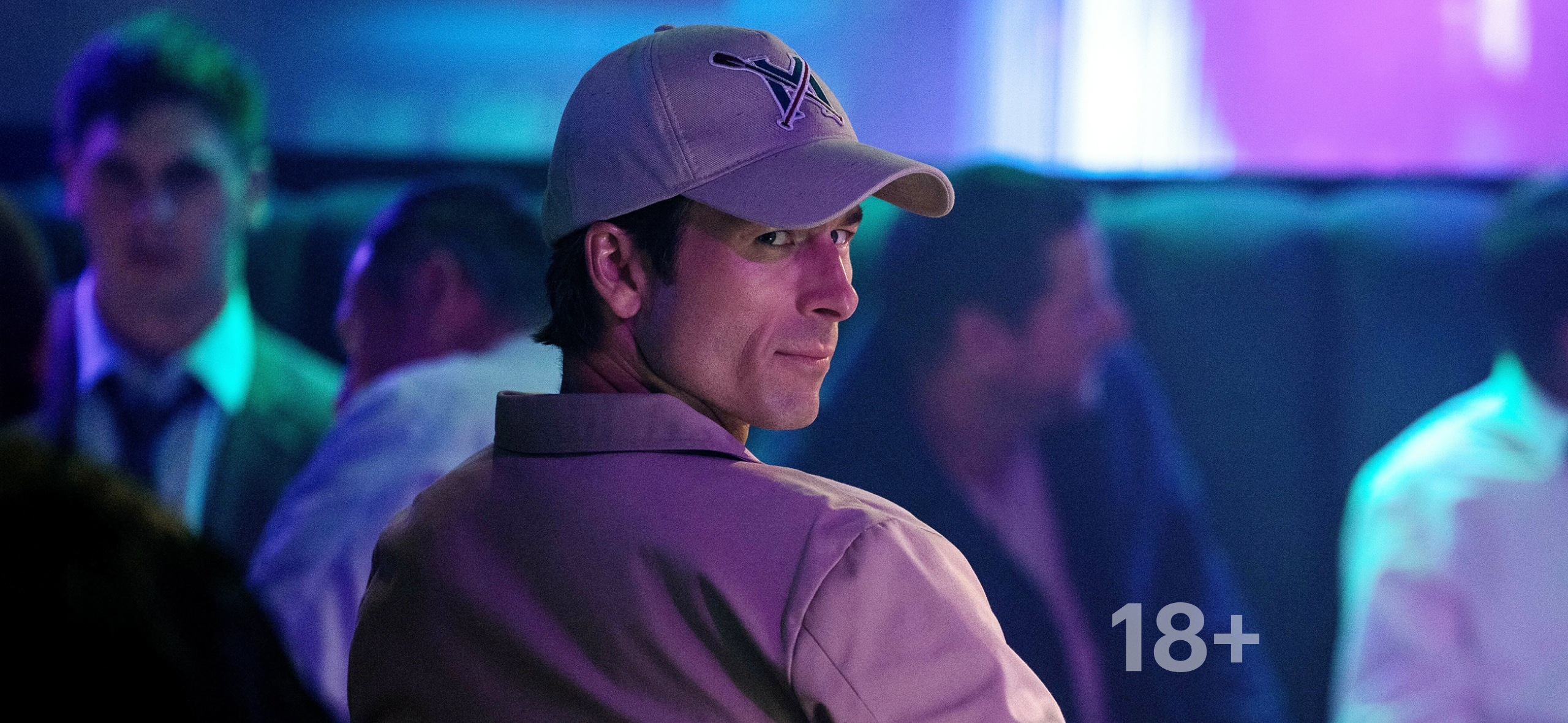 «Наследник»: бод­рая, но вторичная черная комедия с Гленом Пауэллом об охоте на богачей