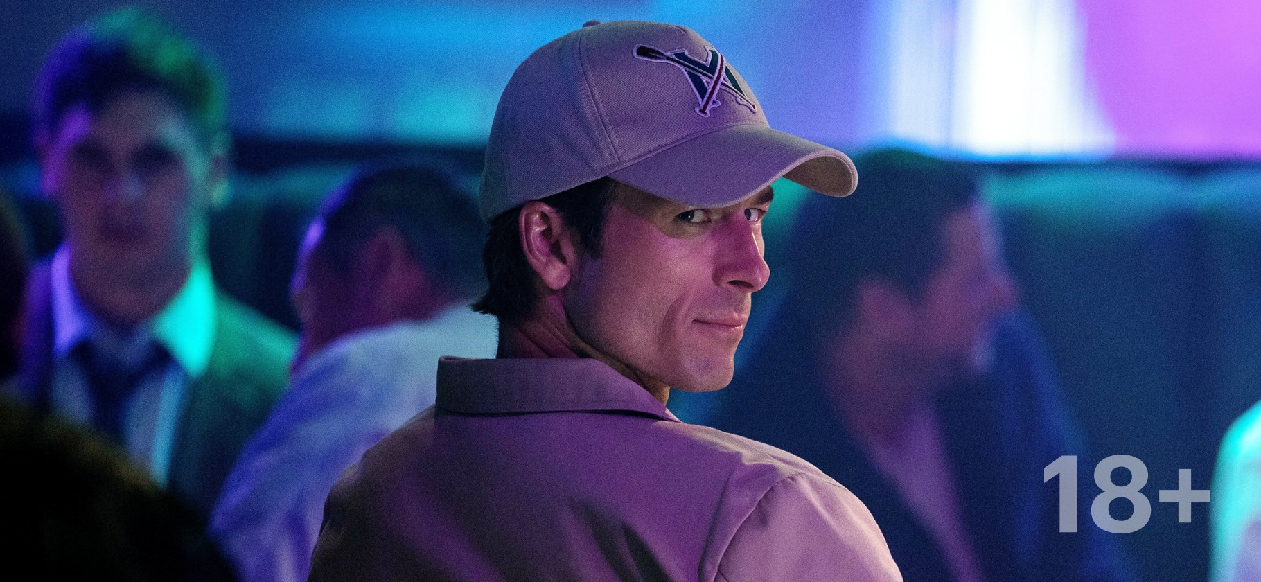 «Наследник»: бод­рая, но вторичная черная комедия с Гленом Пауэллом об охоте на богачей