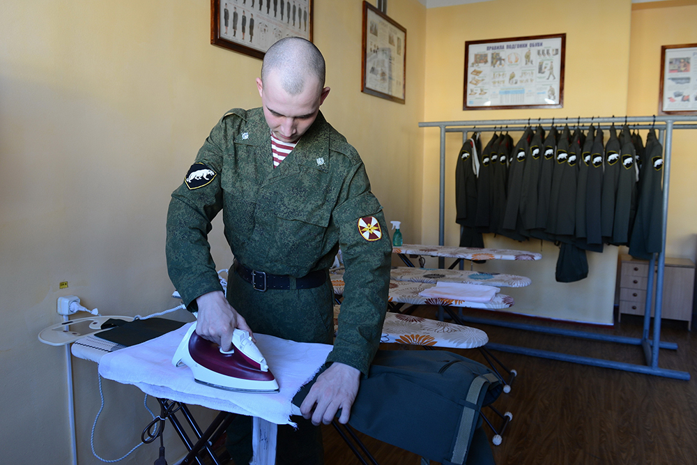 В комнате бытового обслуживания военные могут гладить или ремонтировать одежду. Фото: Free Wind 2014 / Shutterstock