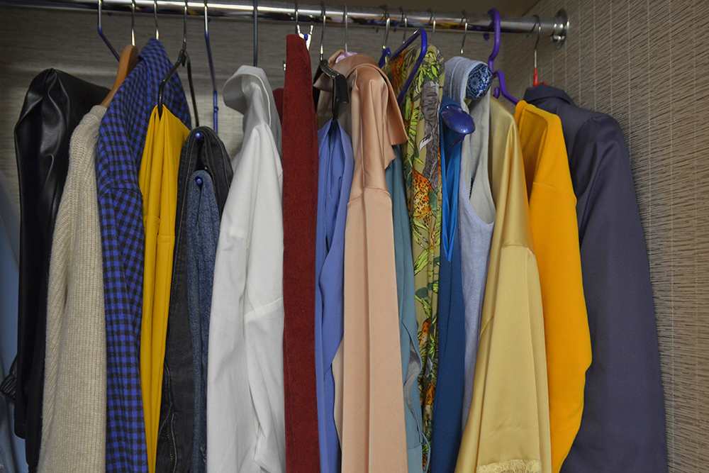 Часть моего гардероба. Слева до белой рубашки включительно — одежда из магазинов. В основном это джинсы, вещи из кожи, вязаный трикотаж. Справа — сшитое мною за последние годы: от простых джемперов до брюк и шелковой рубашки