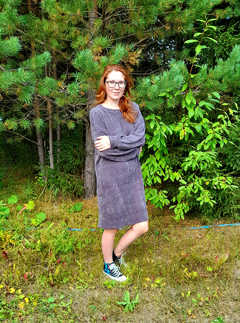 На это платье-свитер мне хватило двух метров ткани. Метр стоил 800 ₽, значит, всего за ткань я заплатила 1600 ₽