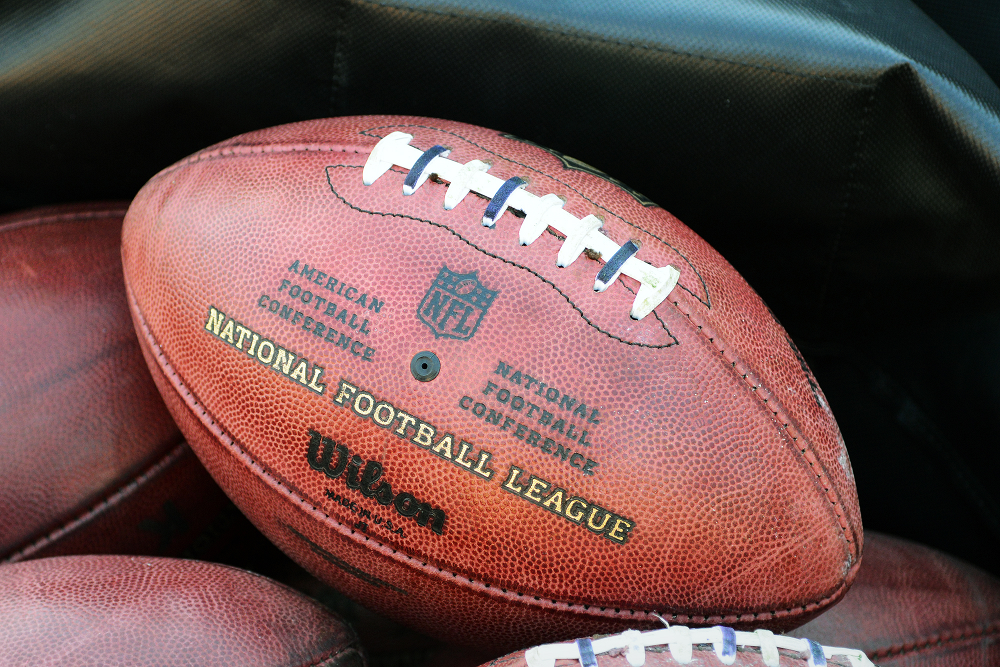 Мяч для игры в американский футбол. Источник: George Gojkovich / Getty Images