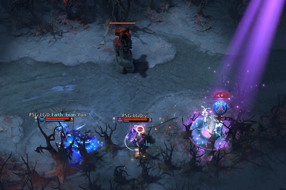 Игрок применяет свиток телепортации к своей башне, чтобы помочь в обороне товарищам по команде
