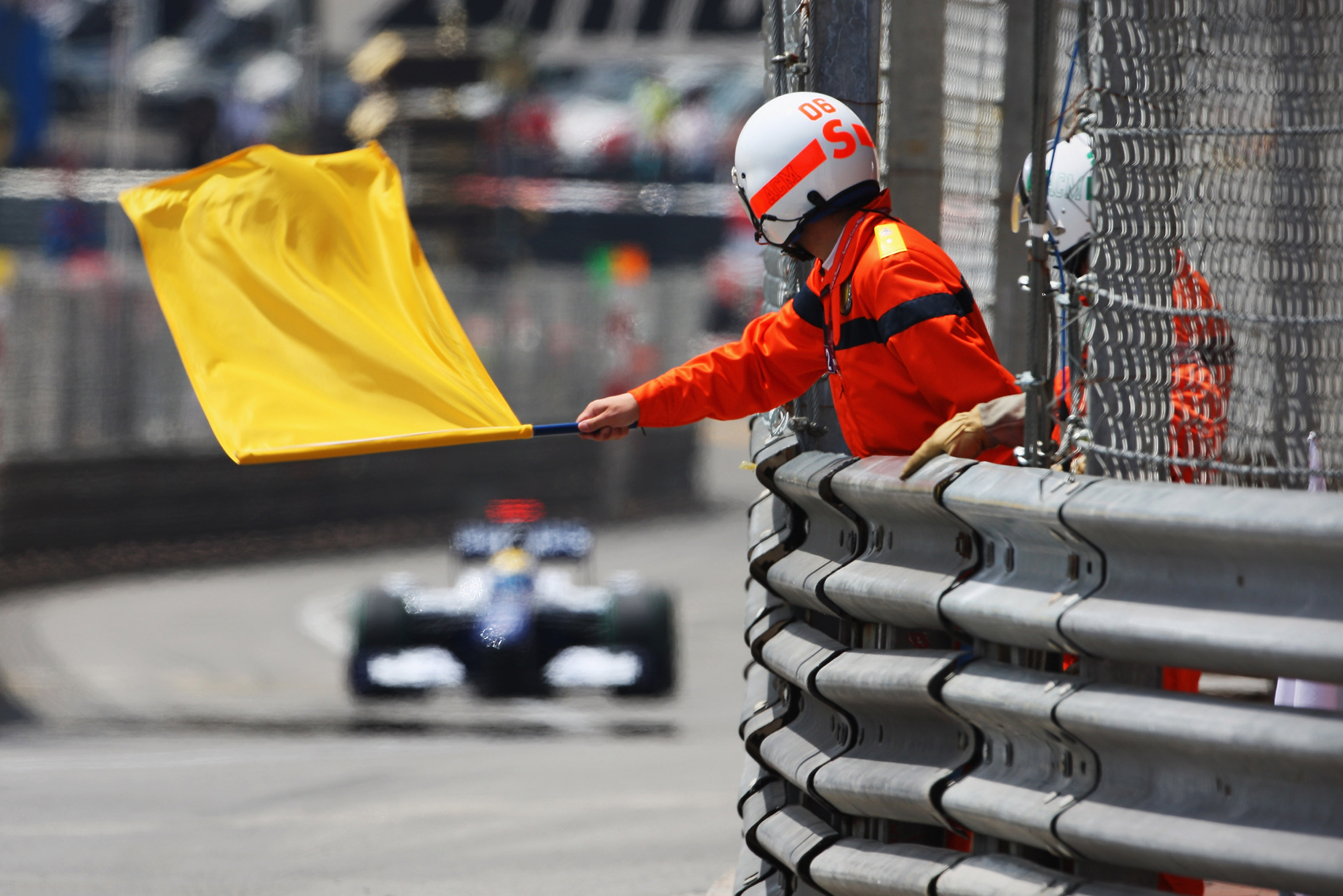 Желтые флаги во время Гран⁠-⁠при Монако в 2009 году. Источник: Mark Thompson / Getty Images