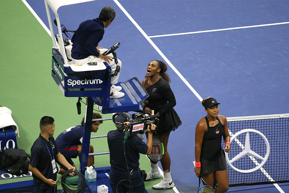Серена Уильямс спорит с судьей на вышке после финала US Open 2018 года. Источник: Jean Catuffe / Getty Images