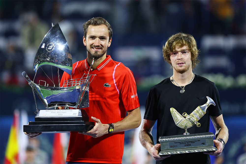 Даниил Медведев и Андрей Рублёв с трофеями турнира Dubai Duty Free Tennis в марте 2023 года. Источник: Francois Nel / Getty Images
