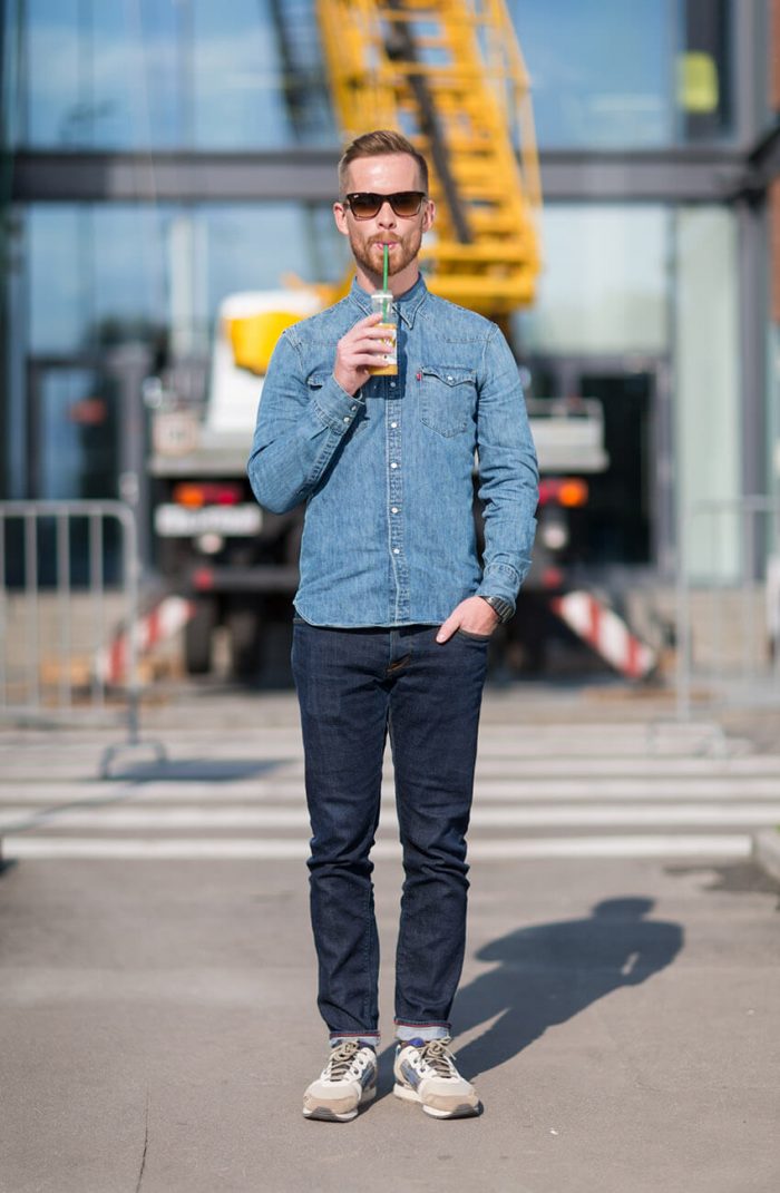 На Косте: джинсы Tommy Hilfiger, рубашка Levi’s, кроссовки Asics, очки Ray Ban, персиковый смузи