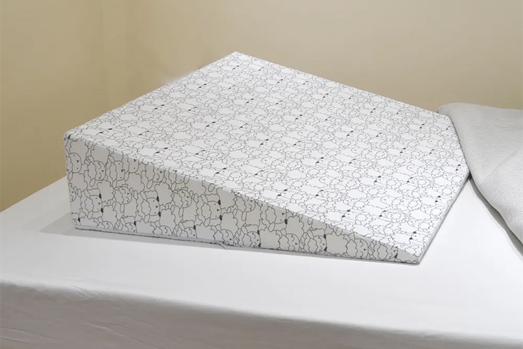 Клиновидная подушка для сна может облегчить храп. Источник: ozon.ru