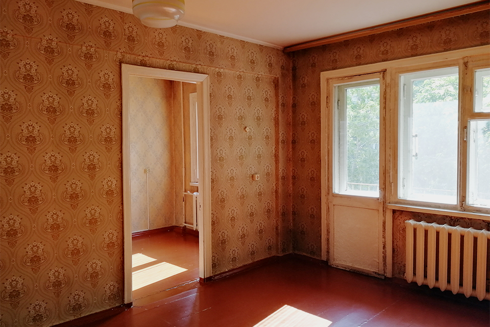 В гостиной все было старое: пол из досок, деревянные оконные рамы, старые деревянные коробки дверей, ужасные обои