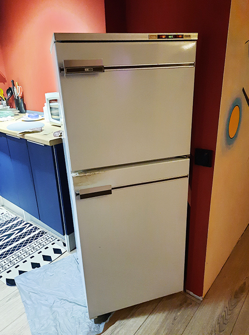 Этот холодильник оставили предыдущие хозяева. Под Новый год было нечем заняться, и я решила перекрасить его в цвет кухонного гарнитура. Ручки сняла, теперь дверцы открываются просто так