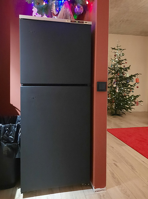 Этот холодильник оставили предыдущие хозяева. Под Новый год было нечем заняться, и я решила перекрасить его в цвет кухонного гарнитура. Ручки сняла, теперь дверцы открываются просто так