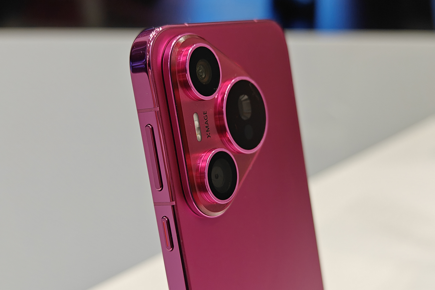 Huawei Pura 70 доступен в белом, черном и ядреном розовом цветах