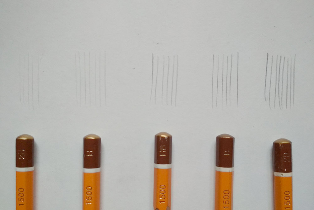 Как рисуют карандаши разного индекса мягкости. Слева — очень твердый карандаш 2Н, дальше — Н, НВ и В, а последний — 2В, самый мягкий