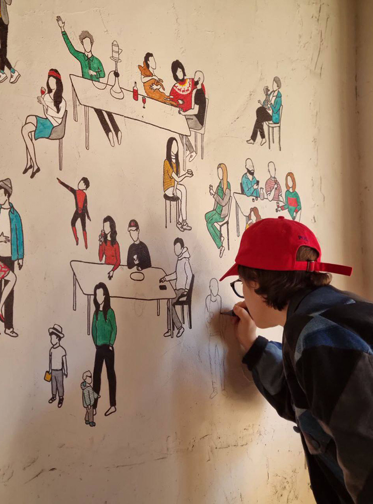 Наша подруга, художница Рита Курцер расписывает стену кафе
