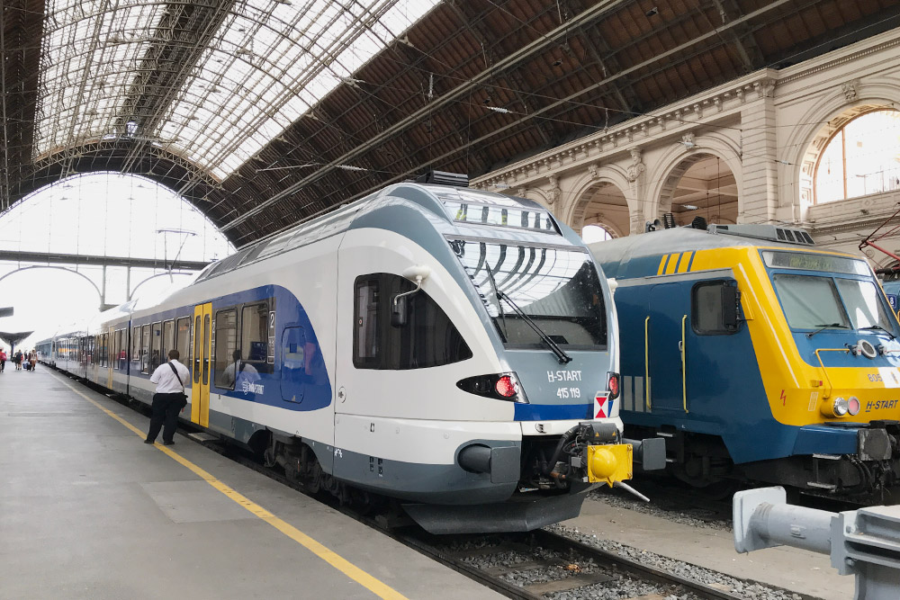 По стране ездят в основном довольно простые поезда, но, например, в Эгер или Шопрон можно поехать на таком новеньком скоростном поезде