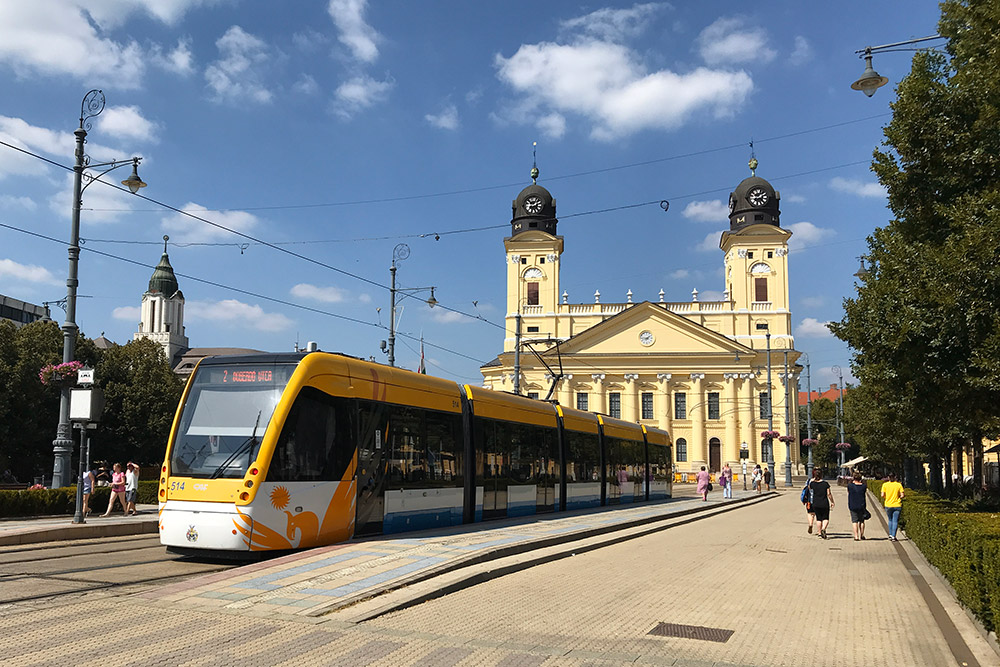 В венгерских городах основной транспорт — это трамваи, троллейбусы и автобусы. В каждом городе свой тип билетов, но все едины для транспорта в своем городе