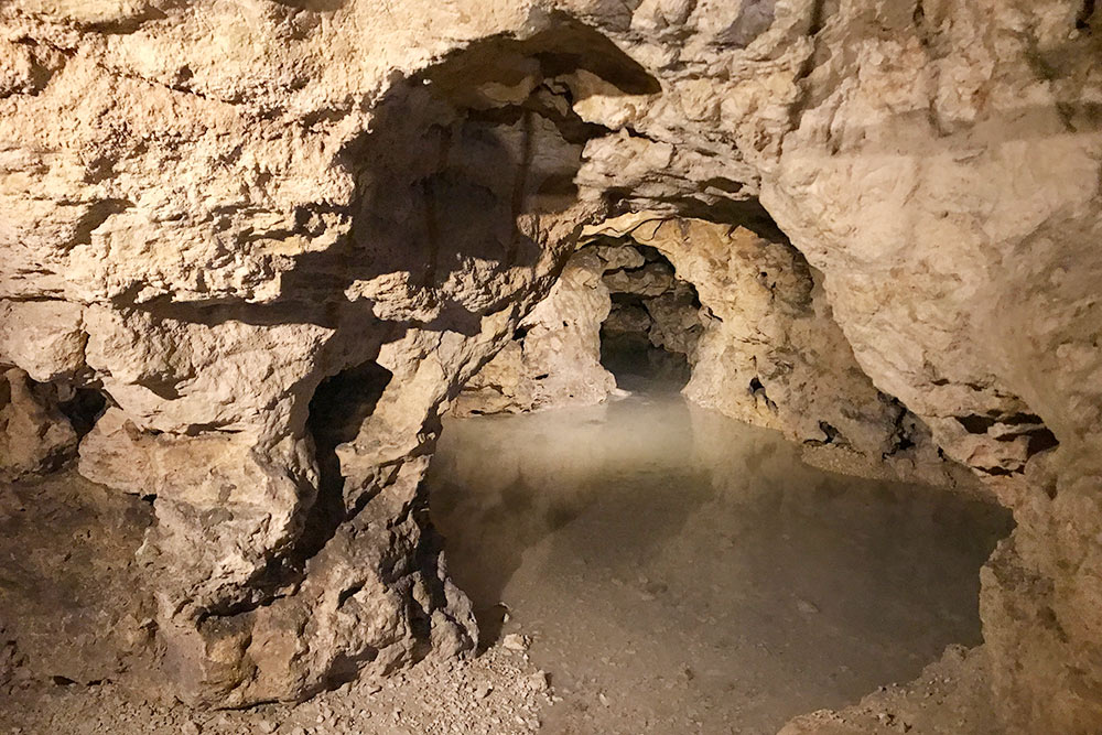 В пещере всегда +20 °C и очень влажно. Настолько, что хочется окунуться в воду. Это запрещено, но водичку потрогать можно
