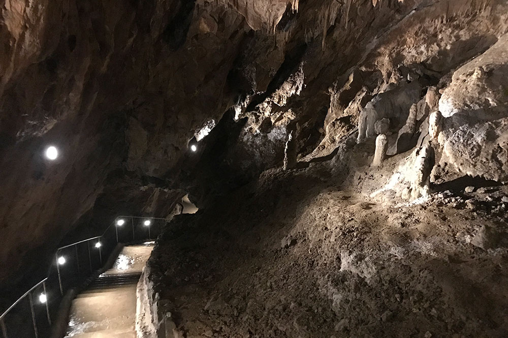 Длина пещеры 170 м, экскурсия по ней длится 30 минут