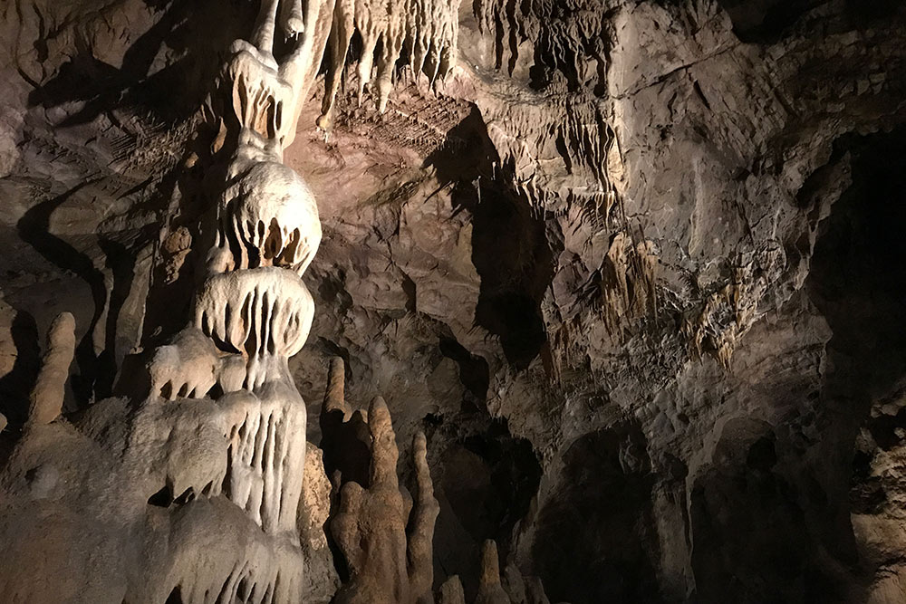 Сталактиты, сталагмиты и другие пещерные отложения хорошо подсвечены — можно без труда все рассмотреть