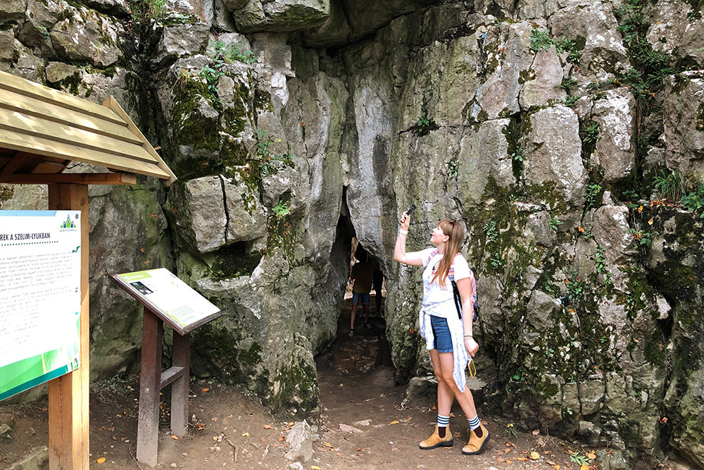 Вход в пещеру Селим — это узкий разлом. Чтобы пройти, нужно пригнуться