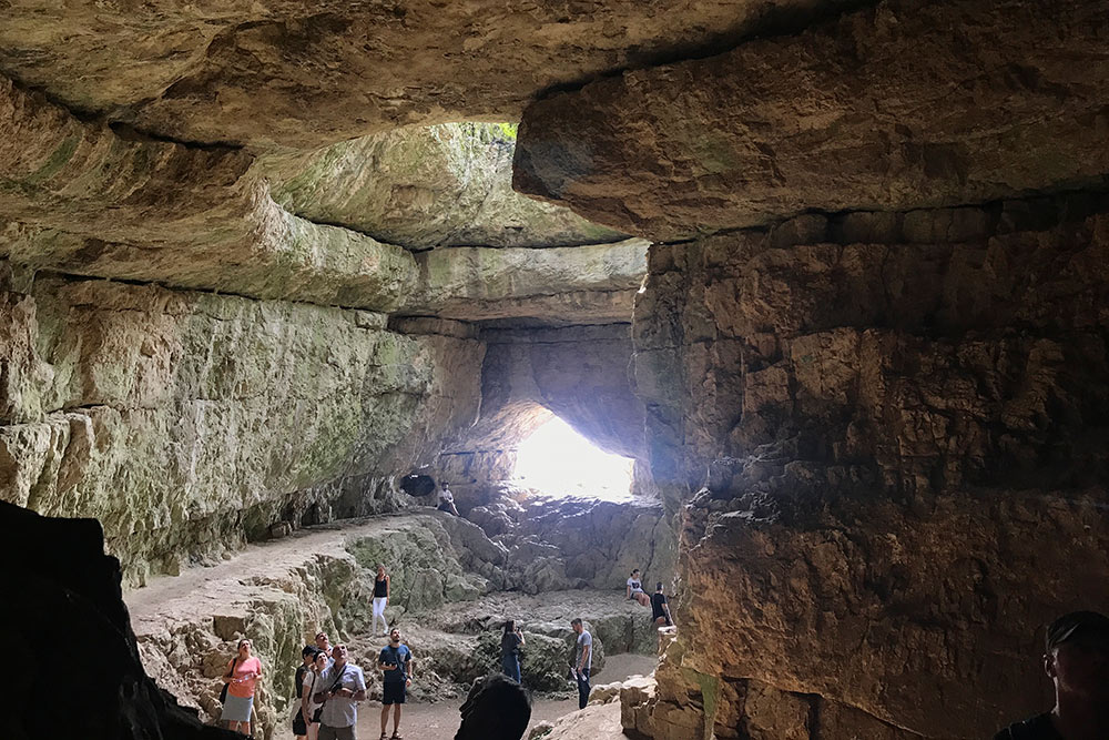 Пещера представляет собой огромный зал с несколькими отверстиями, самое крупное из которых находится в куполе на высоте 18 м