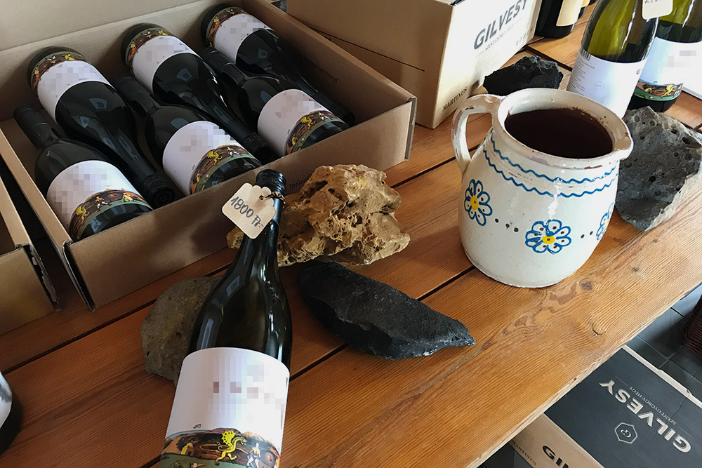 Рядом с бутылками вина в дегустационном зале лежат образцы вулканических пород, которые достали из почвы на виноградниках