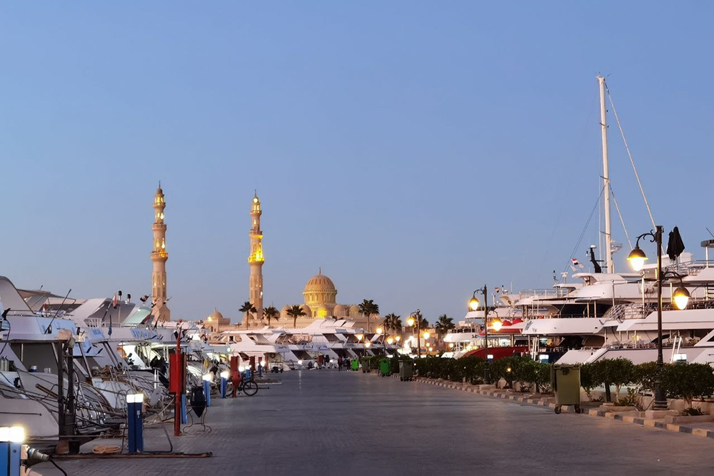 В городе нет крупных исторических достопримечательностей. Но есть красивые мечети, например портовая Эль-Мина