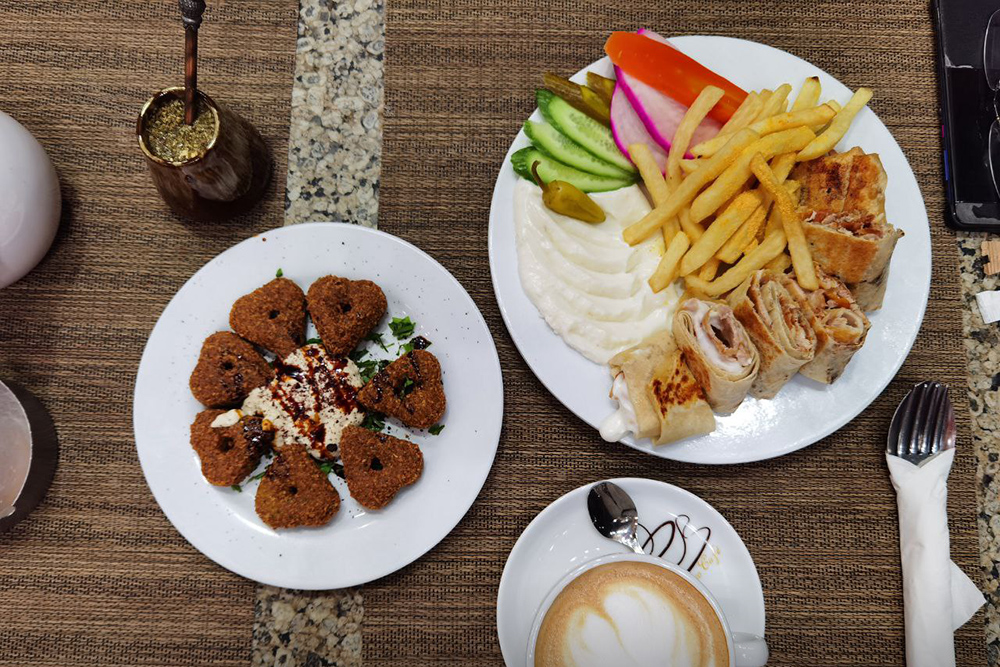 Вкусные шаурма, фалафель, капучино и чай мате в сирийском ресторане на улице Шератон