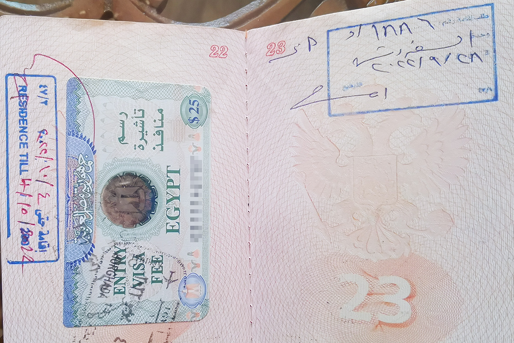 Слева наклейка одноразовой въездной визы, которую сделали в аэропорту. Там же штамп о продлении визы на два месяца. Справа штамп «Виза ожидания», подтверждающий подачу документов на шестимесячную визу