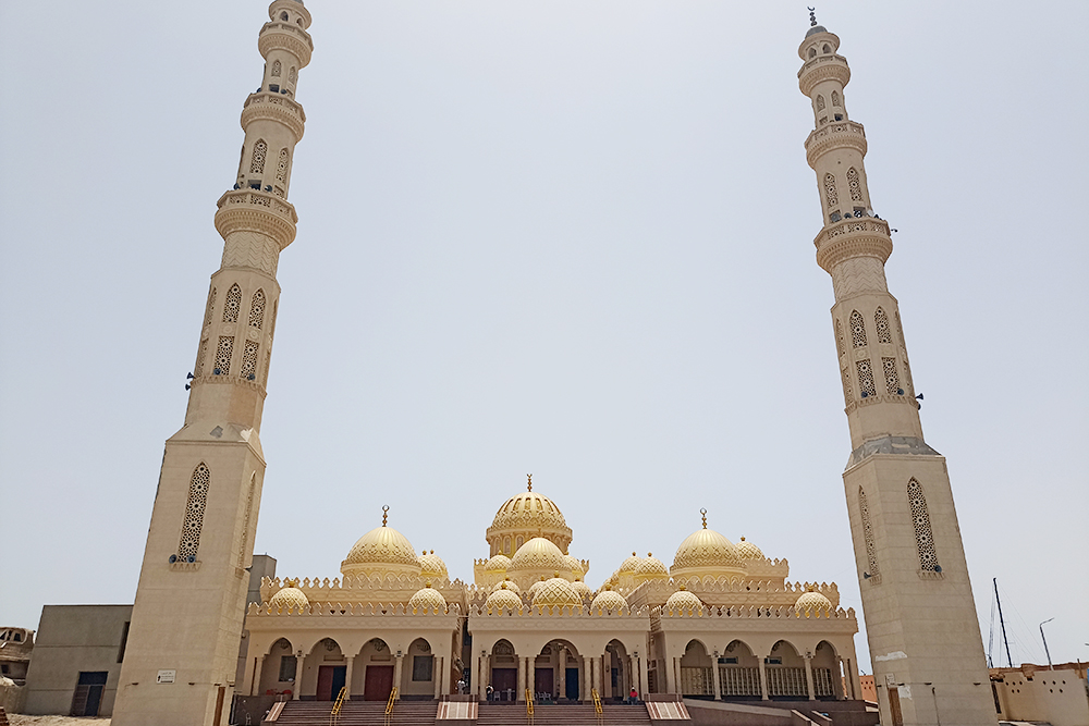 Турагенты рассказывают, что высота минаретов мечети Эль⁠-⁠Мина — около 40 метров