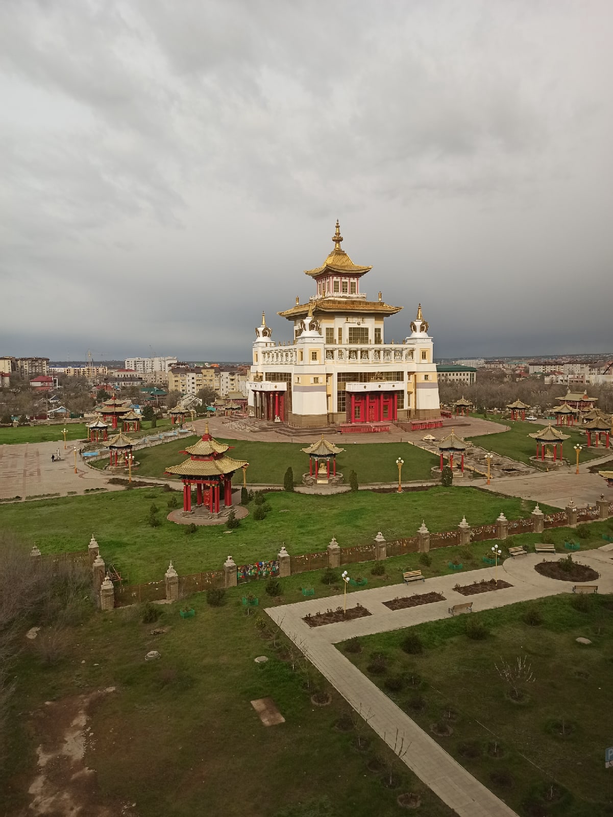 Очень красивый храм — территория тогда еще обустраивали, но даже несмотря на это было безумно красиво
