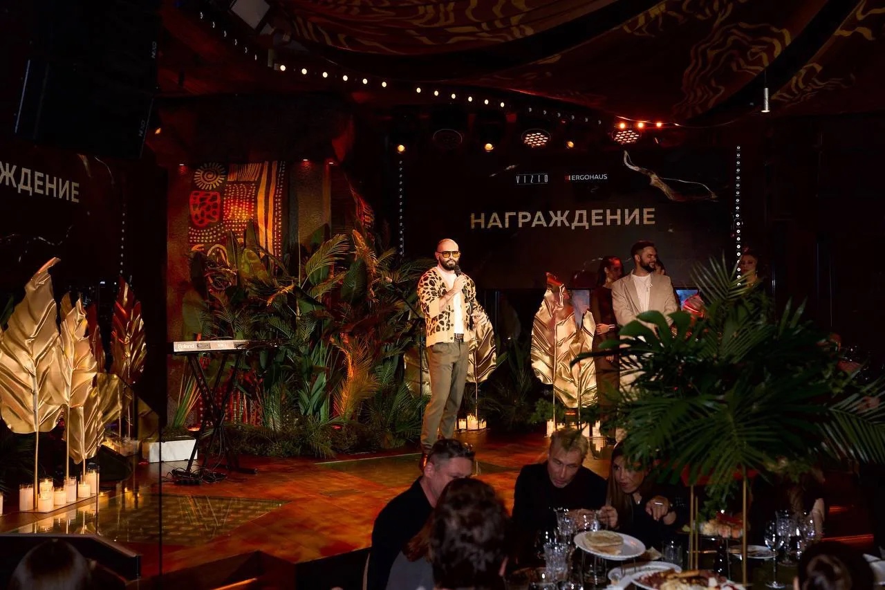 Кстати, мы были одними из первых, кто увидел это новое знаковое пространство. Успех премии, как и виды с 84-го этажа снова нам доказали: границы существуют только в сознании.