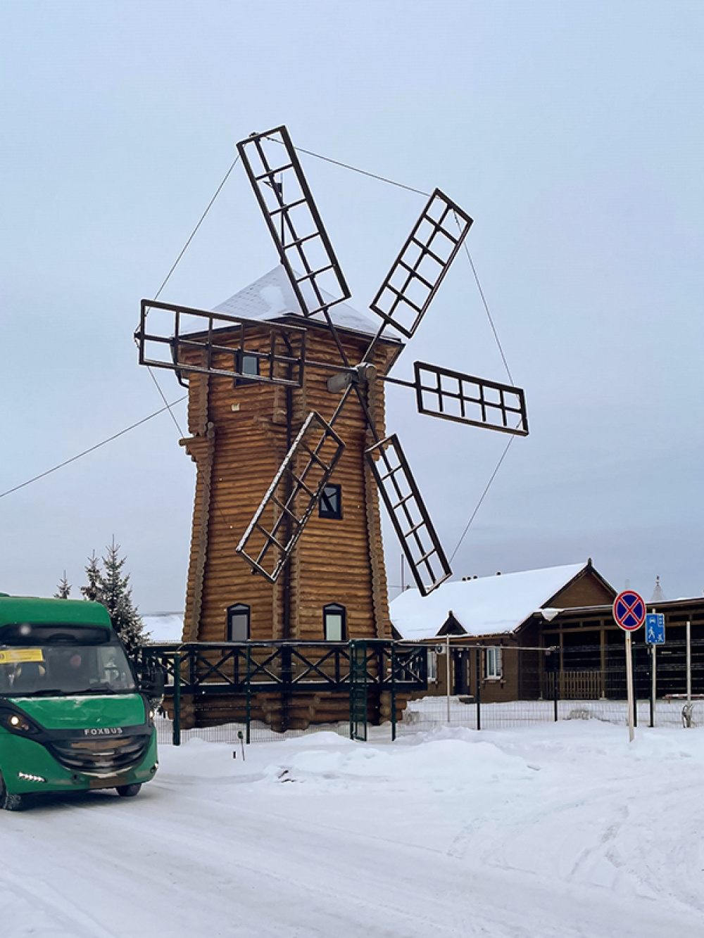 До Екатеринбурга и обратно ходит автобус. Зимой дороги в поселке регулярно чистят от снега