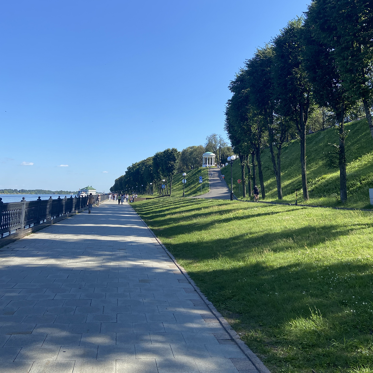 По Волжской набережной можно гулять прямо у кромки воды