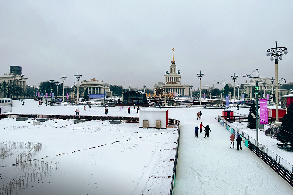 Вечером и в выходные людей гораздо больше, а снег не всегда успевают чистить