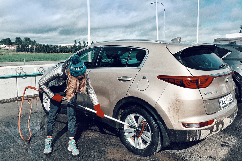 Некоторые конторы допускают возврат грязной машины без штрафа, но в Исландии всегда можно помыть авто самостоятельно: многие АЗС оборудованы щетками и пылесосами. Мы воспользовались этой возможностью несколько раз за поездку