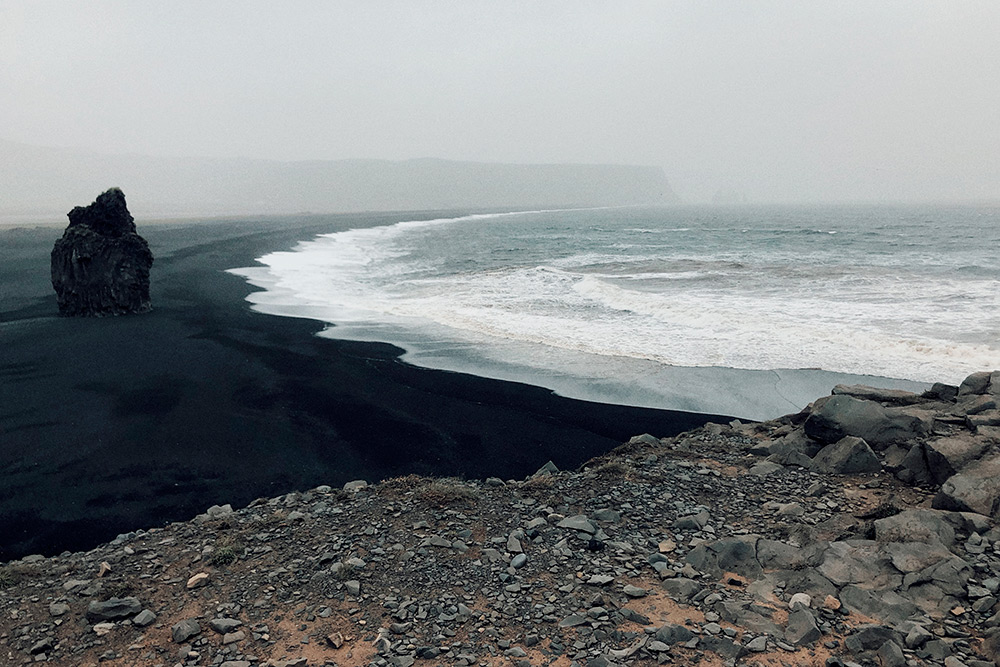 Черный пляж Вик с вулканическим песком и скалы Рейнисдрангар