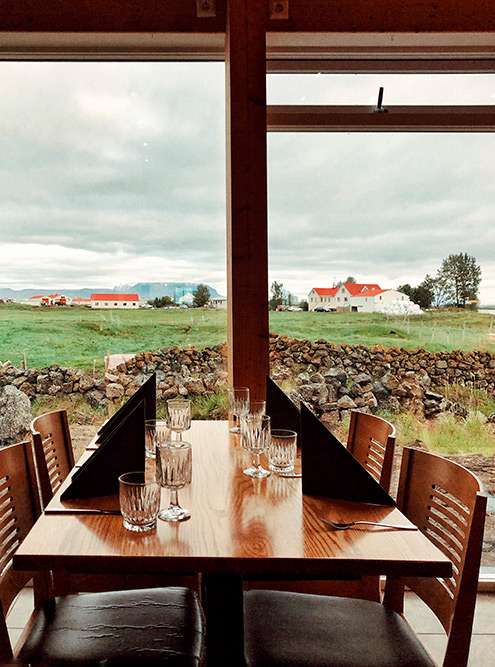 Исландцы любят панорамные окна, ресторан при ферме Vogafjós Farm Resort — еще одно тому подтверждение