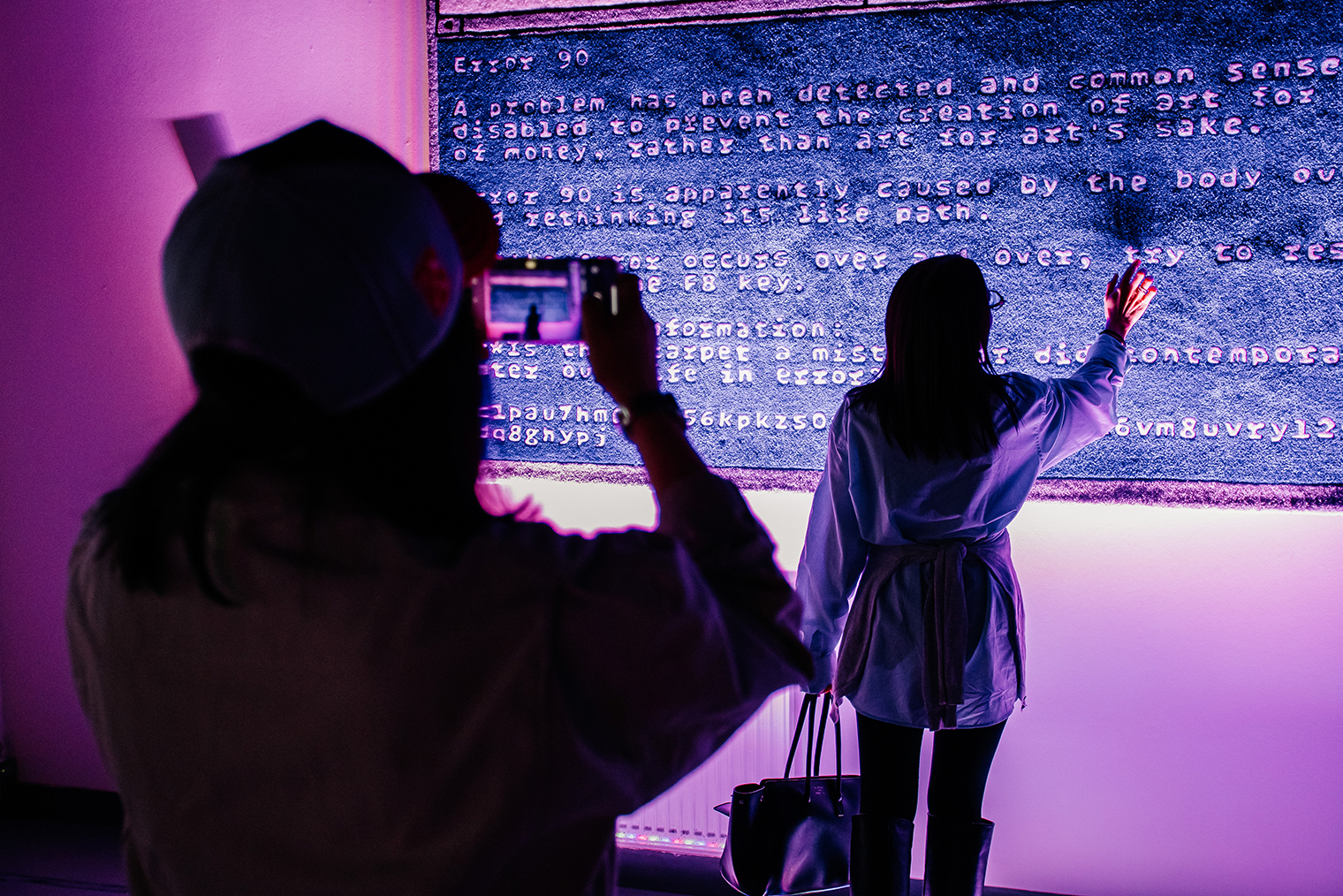 Посетители могут взаимодействовать с цифровыми инсталляциями