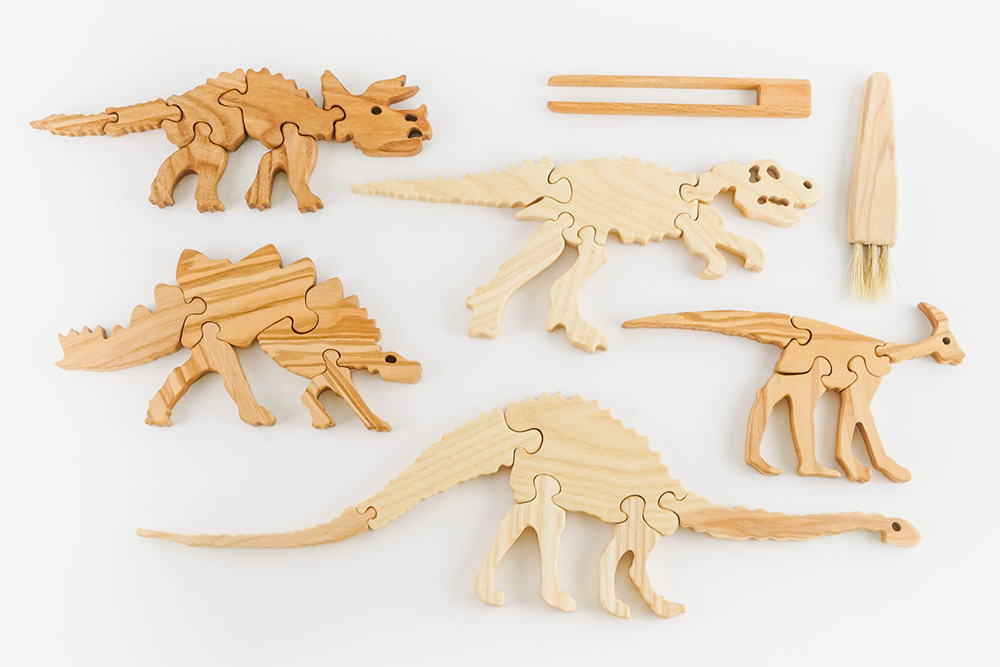 Набор с динозаврами: тиранозавр, диплодок, стегозавр, паразавролофус, трицератопс. А еще в комплекте пять карточек с историями про динозавров, кисточка, пинцет, мешочек и инструкция