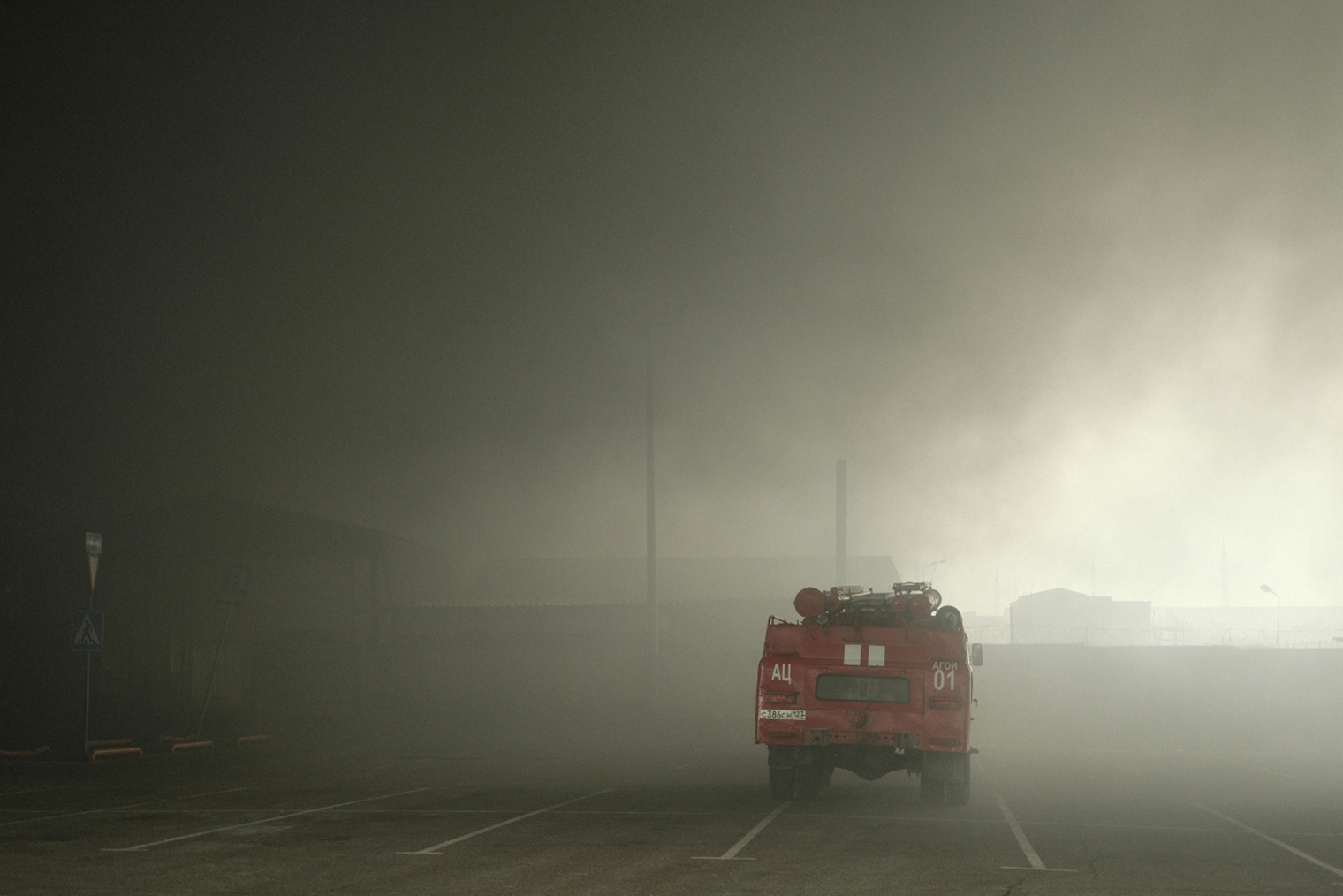 Пожарная машина на парковке ТЦ «Красная площадь» после второго пожара. © Борис Морозов / РИА Новости
