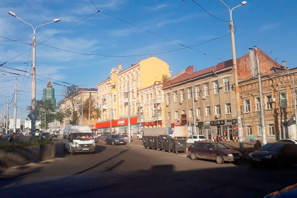 Такие желтые дома придают сходство с Санкт-Петербургом