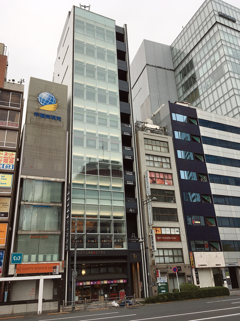 Из-за высокой стоимости земли в центре Токио дома там узкие и высокие. Но даже так площади в них доступны лишь для коммерческого использования