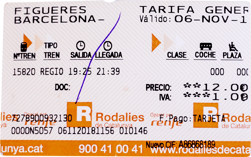 Поезд Фигерас — Барселона выглядел как электричка и шел медленнее. Мы купили билет на сайте и распечатали его в автомате на станции