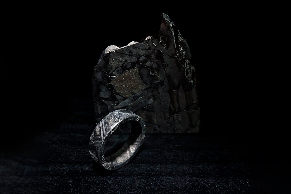 Такое цельное кольцо из метеорита Муонионалуста весом 3,9 г стоит 24 990 рублей