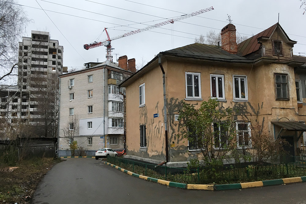 Дом конца 19 века, за ним советское массовое жилье, над которым высится новостройка, — это типичная для Нижнего картина